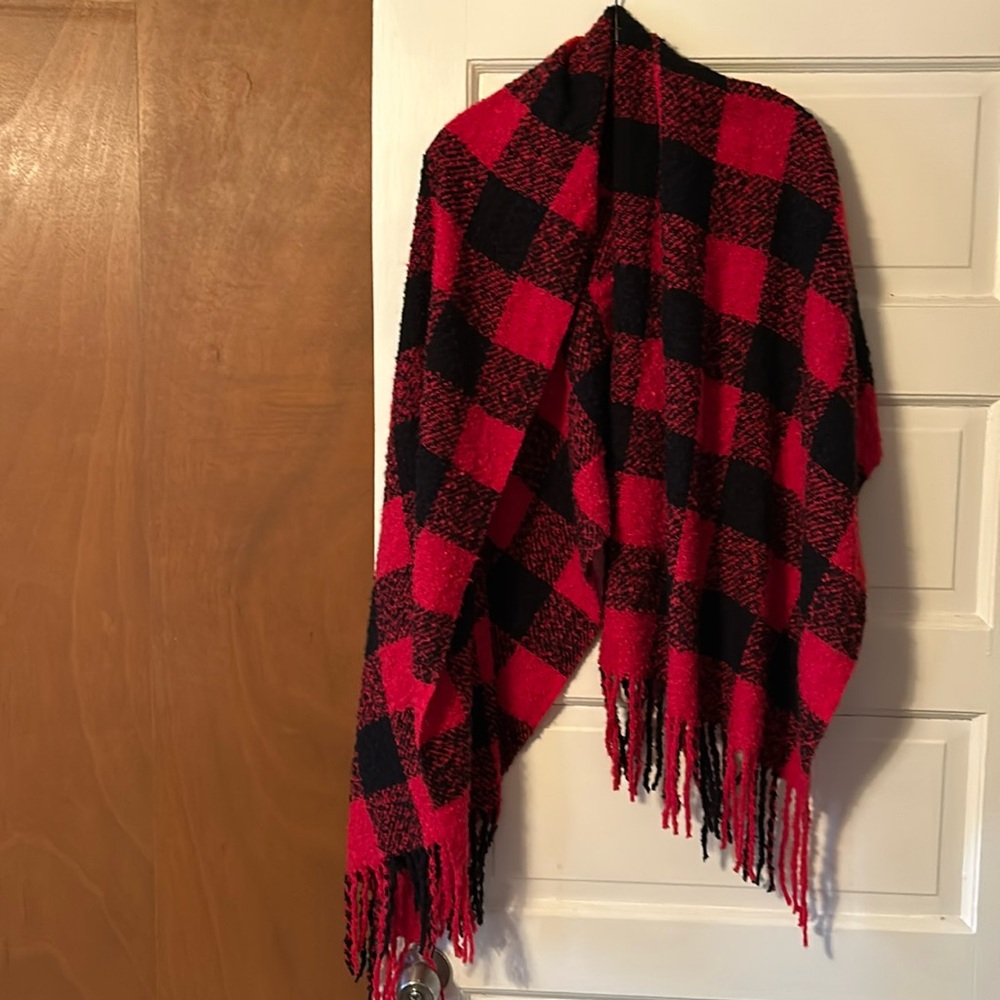 Buffalo plaid cape/scarf. Red/Black with fringe, excellent condition - Picture 1 of 6